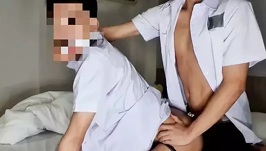 Sürtük femboy'un büyük götünü domaltarak sikiyor