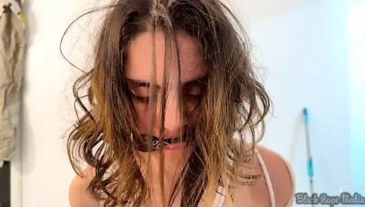 Miriam çıplak ve sandalyede