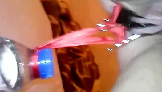 Köle onu kedi dudakları ile bir su şişesini kaldırır