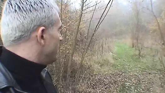 Küçük memeli azgın Fransız sürtük ağzını dolduruyor