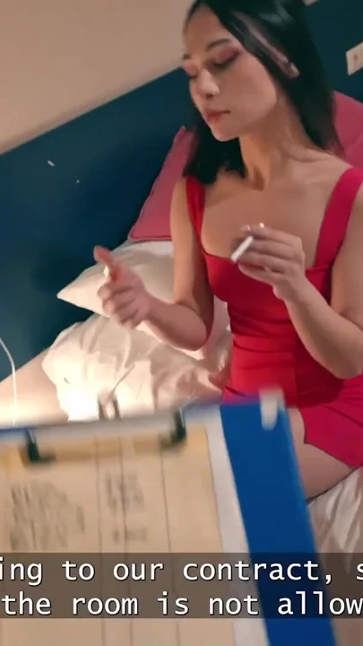 DEBT4K. Kirasını ödemedi ve odada sigara içiyor ve ödemek için anal sikişiyor | Klip 1