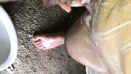 Dominikli kadın bir yabancıyla duş alıyor