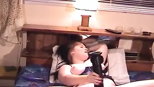 Tombul orta yaşlı seksi kadının büyük bir dildoyla kendini siktiği klasik bir bölüm