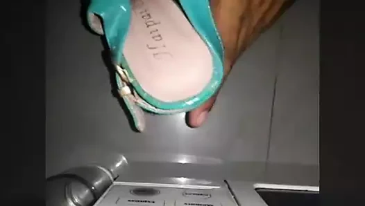 Yeşil topuklu sandaletlerin içinde sikme ve boşalmak