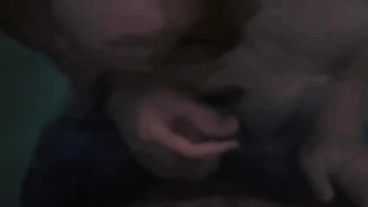 Açık havada memeler ve elle yarak ovuyor