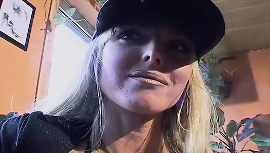 Bir busty sarışın milf itibaren Germany oynama ile bir küçük dong