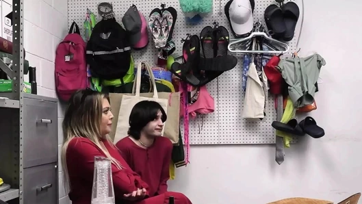 Kayıp önleme memurları üvey oğlu korku içinde izlerken üvey anne Vivianne Desilva'yı grup seks yapıyor