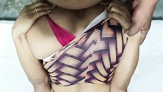 Милфа-девушка растягивает задницу мужчина с очень большим пенисом.