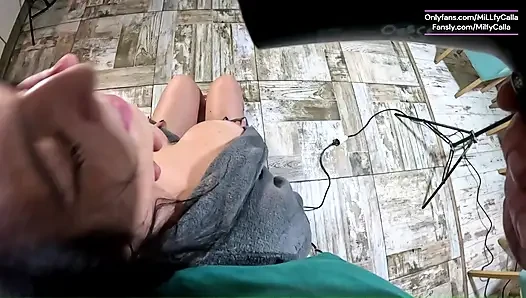 Romantik yatak azdırma bakış açısı - yavaş tutkunun hayalini kuran yalnız orta yaşlı seksi kadın