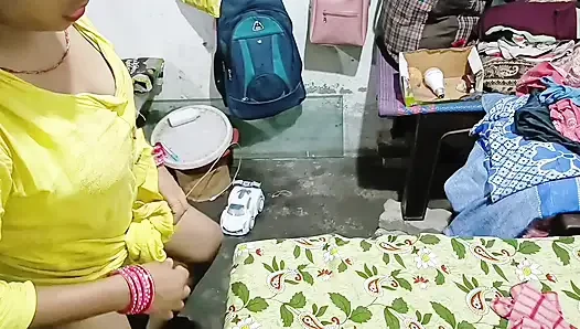 Üvey kız kardeş götüne vurdu, erkek kardeşinin yarağını emiyor ve yarağından su emiyor Hintçe ses