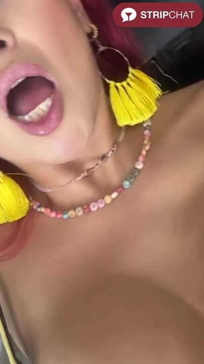 Esmer kadın kamerayı tutuyor ve amını sikiş makinesine parçalıyor - peachcam1