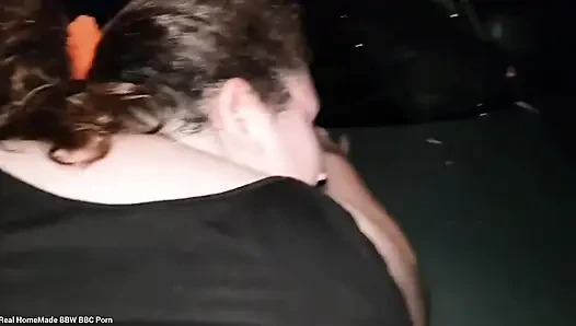 İngiliz iri güzel kadın açık havada şişman ıslak amcığı sikiyor