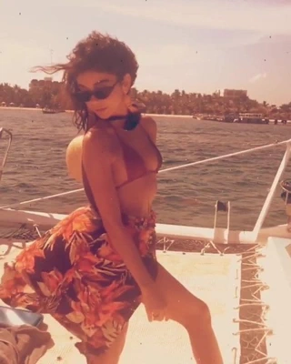 Sarah hyland seksi bikinili bir teknede