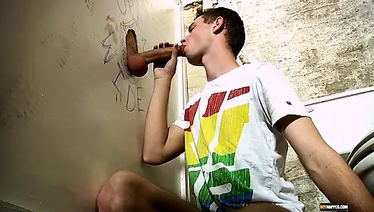 Sevimli twink gizemli yarağa hizmet ediyor