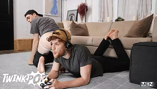 Chris White sonunda erkek arkadaşı Troye Dean'in yoğun bir orgazm yaşadığını fark ettiğinde oyun yapmayı bırakıyor - twinkpop