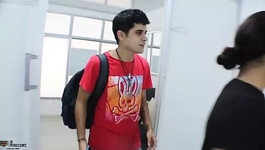 Kiracım bana çok güzel görünüyor, onu sikene kadar çok azıyorum - İspanyolca porno