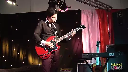 Bu sarışın milf groupie var asla emdi bir dev horoz sevmek