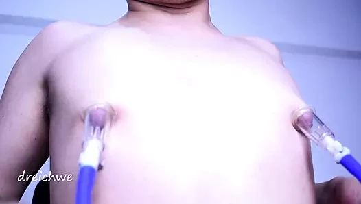 Meme uçlarını emiyor