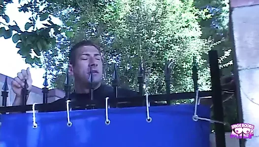 Yaramaz azgın esmer havuz kenarında komşusundan yarak muayenesi alıyor