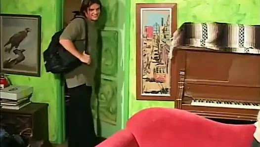 Seksi milf alır the horoz itibaren arkasında