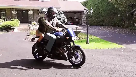 Riskli ıslak motosiklet dışarıda sikişiyor