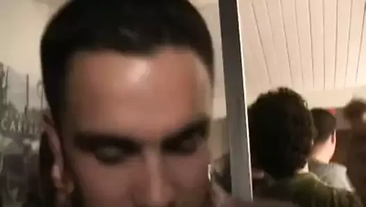 Sevimli genç lezbo yalıyor kolej kedi