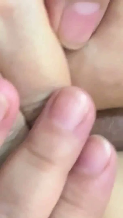 Üvey kız kardeşim bana nasıl meme sikişiyle yarağımı büyük göğüslerinin arasında tuttuğunu gösteriyor | Klip 2