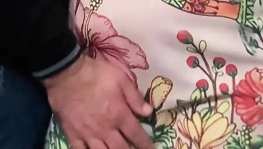 Aldatan evli kadın kalabalık bir metroda mastürbasyon yapıyor