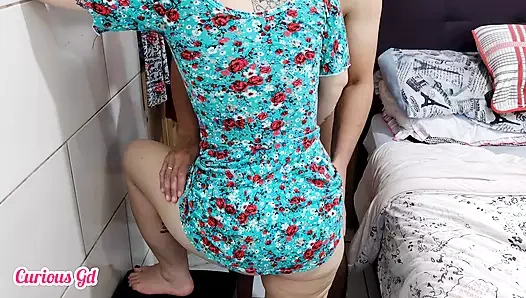 Meraklı tanrıça - amatör video ateşli orta yaşlı seksi kadın elbise içinde külotsuz yüze oturuyor ayaklarını yalıyor amını sikiyor