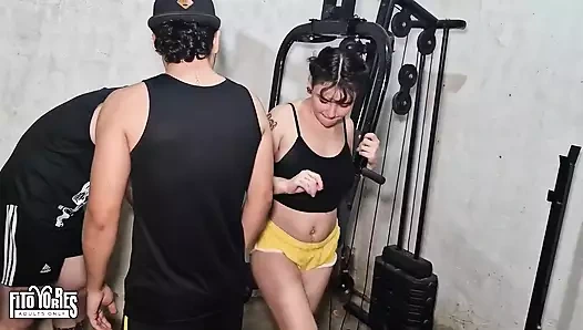 Kişisel antrenör üvey kız kardeşimi yedi ve ben spor salonunda
