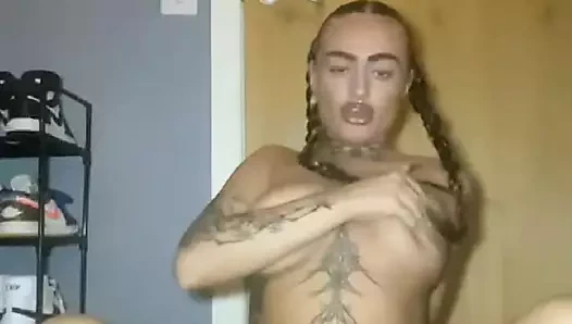 Sürtük genç gotik kendini sert parmaklıyor