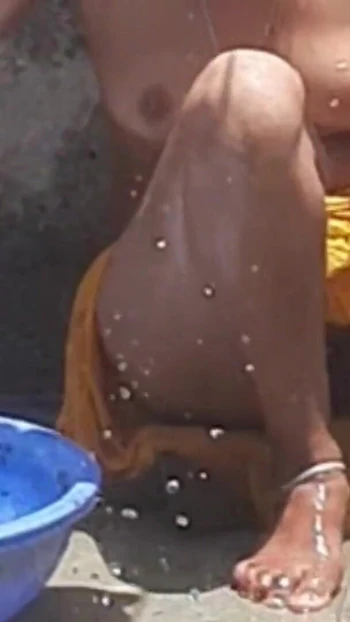 Незабываемый момент от "Сводная сестра дези принимает ванну в открытой ванной, раздевается и показывает красивое тело головы",