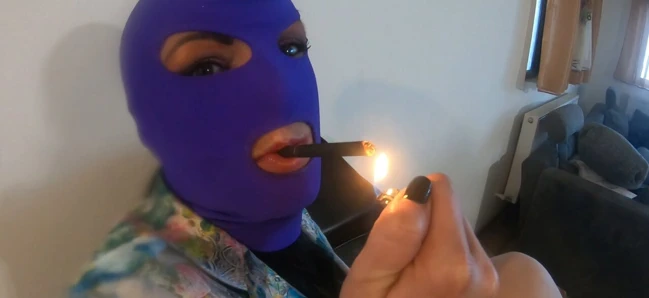 Orta yaşlı seksi kadıncalla'nın maceraları bölüm 37 sigara içme ve ayak fetişi