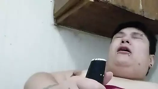 Yalnız orta yaşlı seksi kadın kendini boşaltıyor