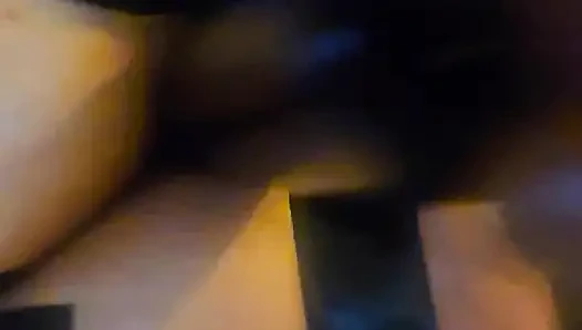 Özensiz amcık domuzcuk götünden siyah yumruk alıyor