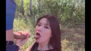 Asyalı kız ormanda arkadan seviyor