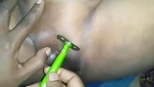 Chhoti bahan ne chut ki Baal saaf kar baya