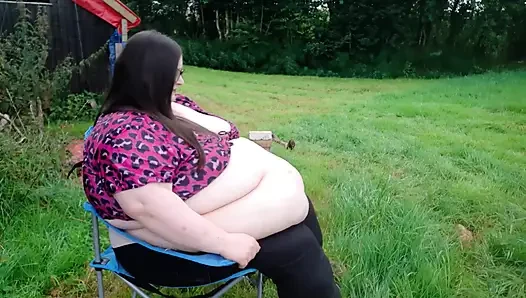 Ssbbw açık havada göbek oyunu ve yürüyüş