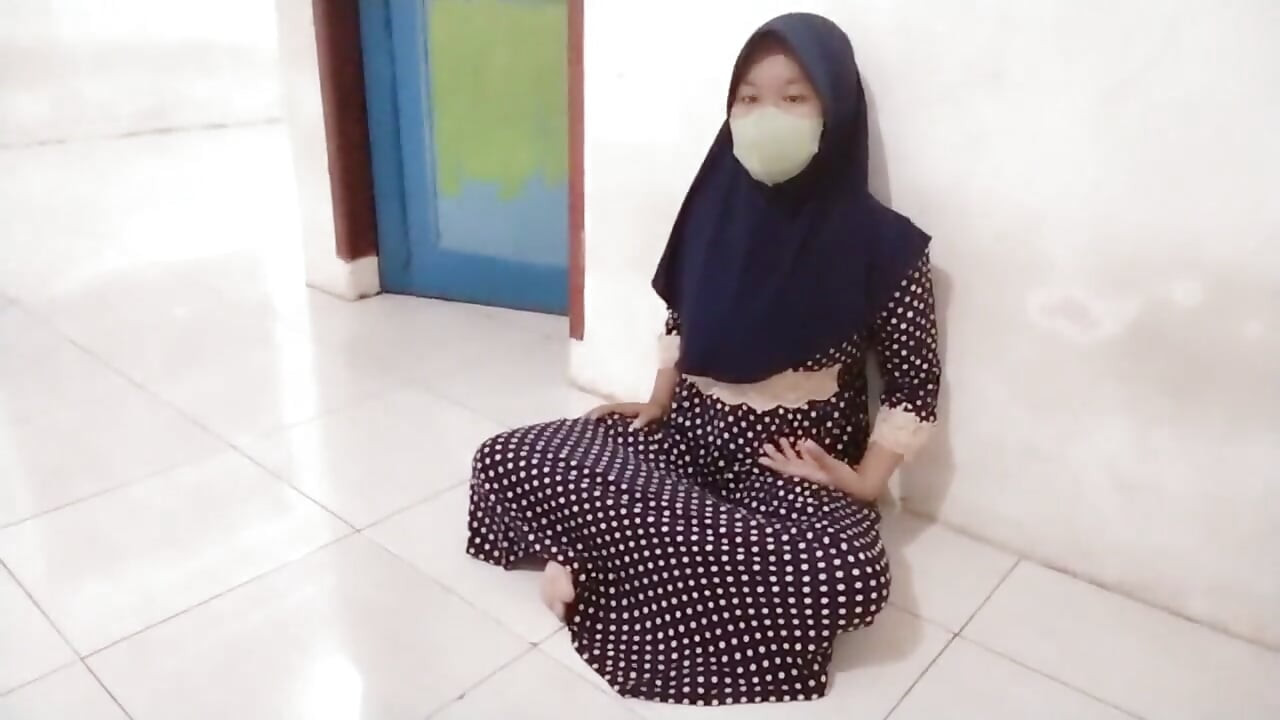 Sessiz bir evde, bir ev temizlikçisi olur