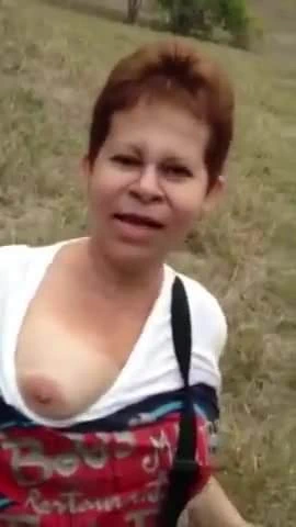 Abuela muestra su seno