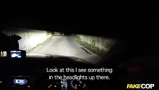 Fake cop - genç parti kızı ara sokakta sikiliyor ve yarak emiyor bakış açısı