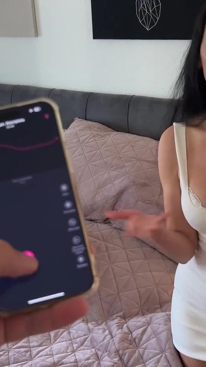 Волнующий момент из "Мой лучший муж контролирует мой анальный плаг и я"