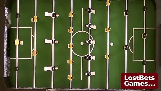Striptizli bir langırt oyunu sonunda şaplak atma ikramı vaat ediyor