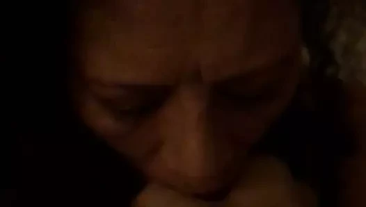 Ma voisine de 58 ans me suce et avale le sperme