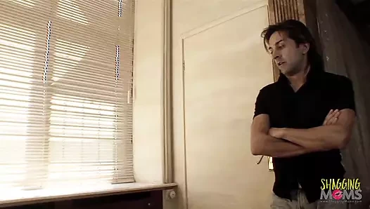 Azgın sarışın kız banyoda amını siktiriyor