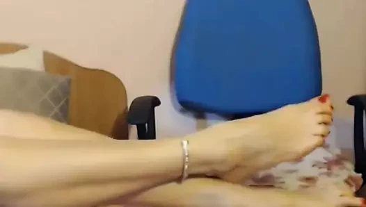 Pedikür ayak tırnakları kırmızı yalınayak