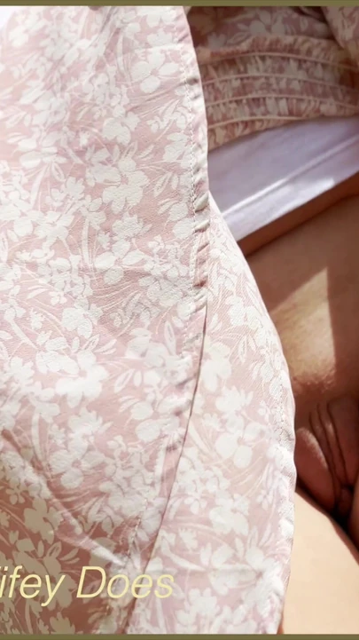 Волнующий момент из "Женушка осмелилась пойти прогуляться без лифчика и без трусиков и засветить ее идеальные удивительные сиськи"