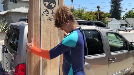 Sörfçü üvey anne plajdan sonra yabancıyı eve götürüyor