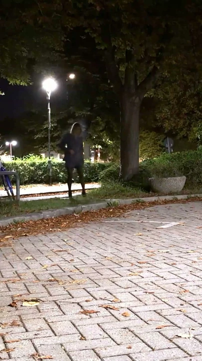 Naylon çoraplar ve iş kıyafetiyle gece boyunca tökezliyorum | Klip 2