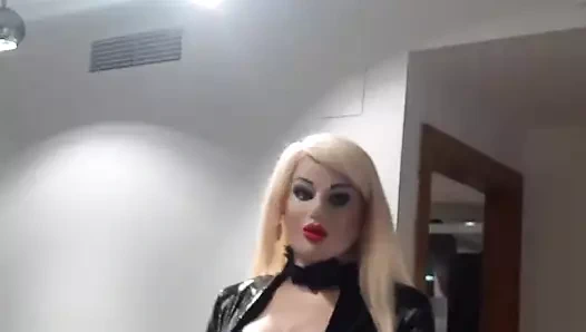 Maskeyle bana dokunuyor